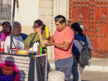 Guatemala, Guatemala-Guatemala, 25 Şubat 2023: Sokak satıcısı sosisliye hardal koydu..