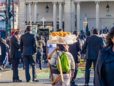 Guatemala, Guatemala-Guatemala, 25 Şubat 2023: Yaşlı bir kadın ev yapımı tatlı satmak için sokakta yürüyor.