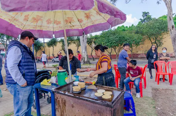 Guatemala, Guatemala-Guatemala, 26 Nisan 2023: Salvador pupusas satışı.