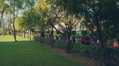 Esquipulas, Chiquimula, Guatemala - 01 Mart 2025: Bir grup Latin cemaati Esquipulas 'ın Siyah İsa' sına girmek ve ona hürmet etmek için sıraya girdiler. Sıra sırayla hareket ediyor..