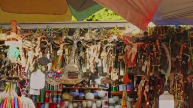 Renkli açık hava pazarında kurutulmuş bitkiler asmak