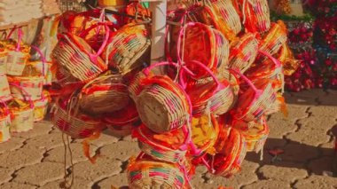 Parlak kurdelelerle asılı renkli sepetler.