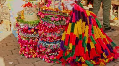 Markette gösterilen renkli el yapımı dekorasyonlar