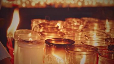 Esquipulas, Chiquimula, Guatemala - 01 Mart 2025: tapınağı ziyaret edenler mucizeler için Kara İsa 'ya mum sunuyorlar. Dua merkezi..