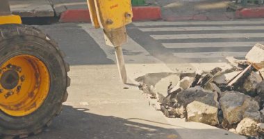 Sarı kaya matkabı beton şehir caddesini yıkıyor