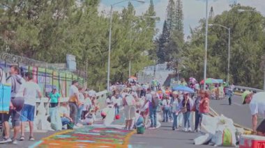 Guatemala, Guatemala-Guatemala, 25 Şubat 2023: Festival sırasında kalabalık cadde boyunca toplanıyor