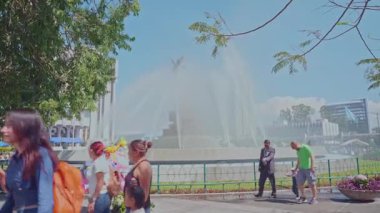 Guatemala, Guatemala-Guatemala, 25 Şubat 2023: Büyük şehir çeşmesinin yanında yürüyen insanlar