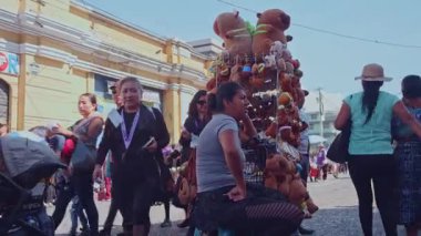 Guatemala, Guatemala-Guatemala, 25 Şubat 2023: Doldurulmuş hayvan satan sokak satıcıları