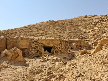 Suudi Arabistan Çölü 'ndeki Kaya Mağarası' nın Önü