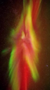 Gece gökyüzünde güzel bir Aurora manzarası