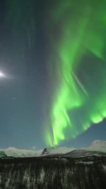 Gece gökyüzünde güzel bir Aurora manzarası