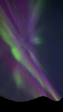 Gece gökyüzünde güzel bir Aurora manzarası