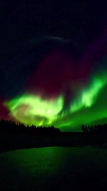 Gece gökyüzünde büyüleyici bir Aurora manzarası.