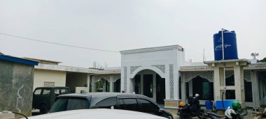 Jami Camii 'nin önündeki otoparkta.