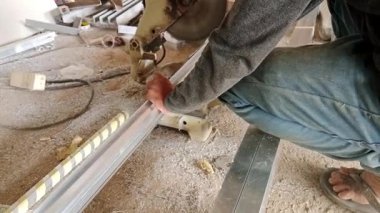 bir proje çalışanı alüminyum kesiyor
