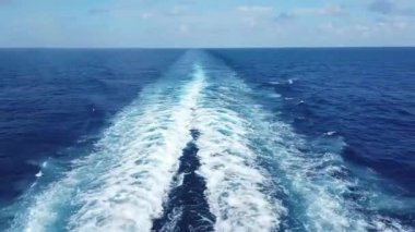 Kaldırıma düşen yağmur damlaları rahatlatıcı ve huzurlu bir atmosfer yaratıyor.