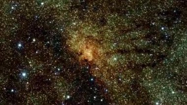 Uzak diyarlardaki gezegensel dizilimlerin ve ender astronomik olayların gizemlerini açığa çıkarıyor.