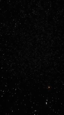 Uzak diyarlardaki gezegensel dizilimlerin ve ender astronomik olayların gizemlerini açığa çıkarıyor.
