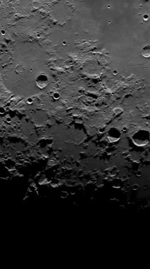 Uzak diyarlardaki gezegensel dizilimlerin ve ender astronomik olayların gizemlerini açığa çıkarıyor.