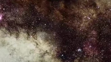 Uzak diyarlardaki gezegensel dizilimlerin ve ender astronomik olayların gizemlerini açığa çıkarıyor.