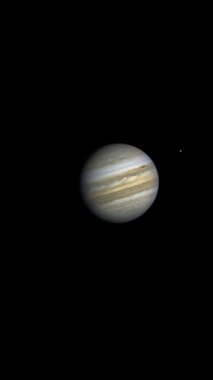 Uzak diyarlardaki gezegensel dizilimlerin ve ender astronomik olayların gizemlerini açığa çıkarıyor.