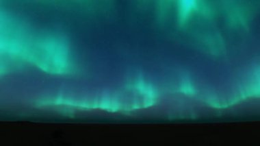 Nefes kesici aurora Borealis kutup gökyüzünde büyüleyici bir gökyüzü gösterisiyle dans ediyor.