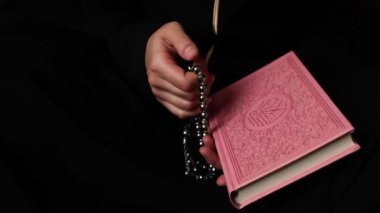 Bu samimi video, bireylerin Tanrı 'yı hatırlayıp onunla bağlantı kurduğu özel anları yakalıyor. Görüntüler bir huzur hissi veriyor.