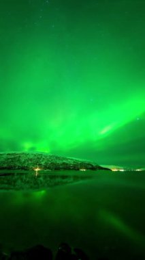 Nefes kesici aurora Borealis kutup gökyüzünde büyüleyici bir gökyüzü gösterisiyle dans ediyor.