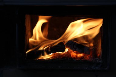 Turuncu ateşte yanan odun