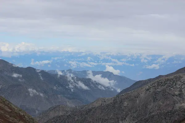   Güzel bir nehir manzarası ve dağlar harika görünüyor.