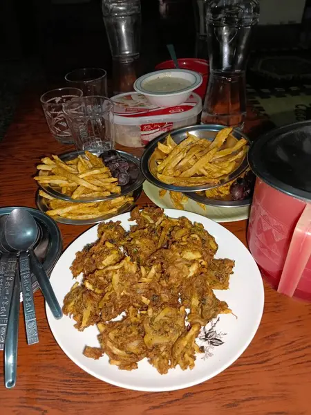 İftar tabağı ramazanda iftara hazır pkoras çipleri de dahil 