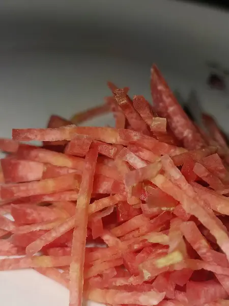 Juline beyaz arkaplanda izole edilmiş havuç dilimleri kesti