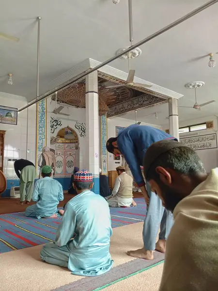 İnsanlar ramazanda mescitte namaz kılıyor. 