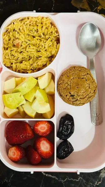 Beslenme çantasında pirinç ve meyve var.