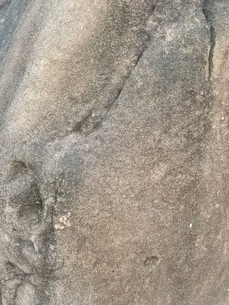 Büyük bir kayaya yakın çekim 