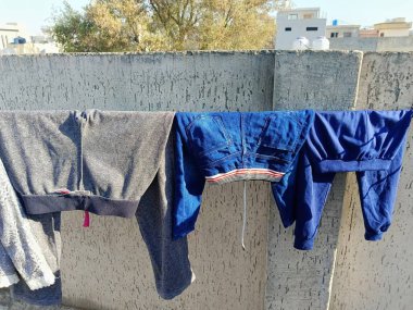 Çamaşırlar yıkandıktan sonra gün içinde kuruyor.