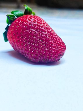 Tüm stawberry beyaz arkaplanda izole 