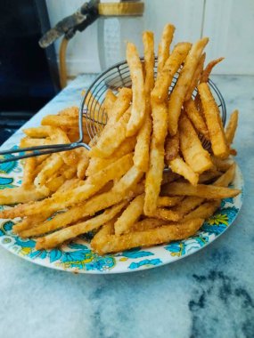 Taze patates kızartması servis edilmeye hazır. 