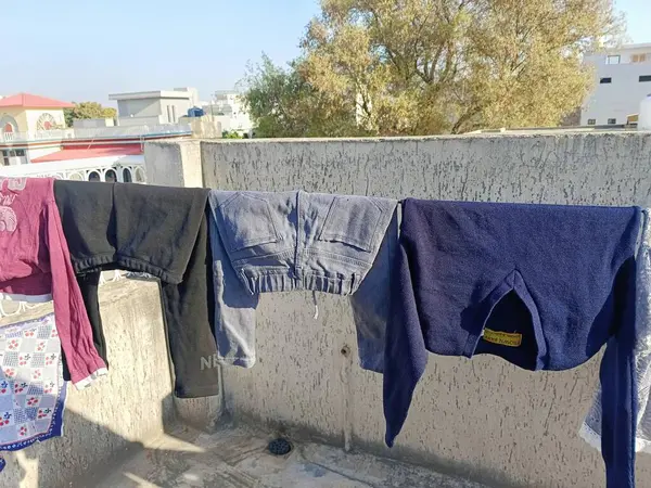 Çamaşırlar yıkandıktan sonra gün içinde kuruyor.