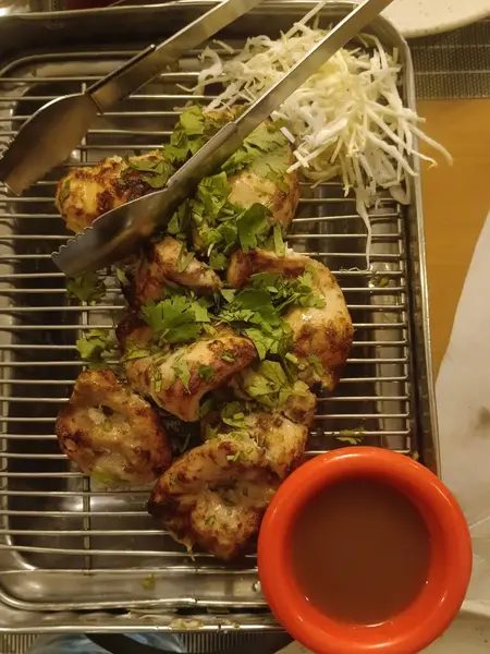 CHIKEN TİKKA KALINDA BİR RESTORANtta hizmet etmeye hazır 