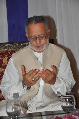 Nikkah sertifikası için dua eden yaşlı bir adam. 