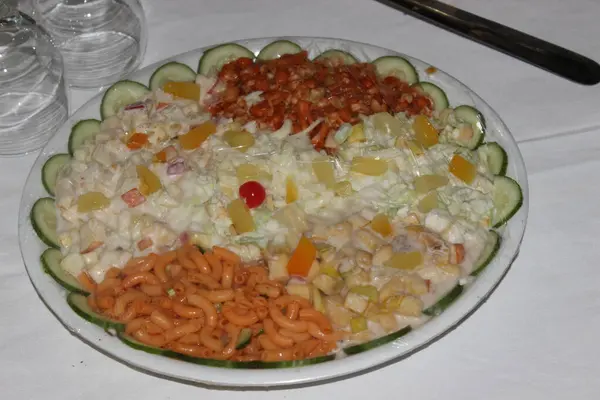 Düğün etkinliğinde salatayı karıştır. Tabakta servis et. 