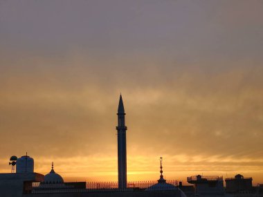 Caminin arkasında gün batımı çok güzel görünüyor. 
