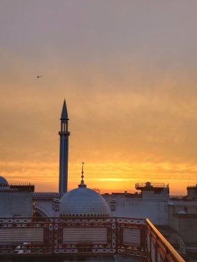 Caminin arkasında gün batımı harika görünüyor.