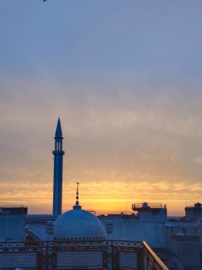 Caminin arkasında gün batımı harika görünüyor. 