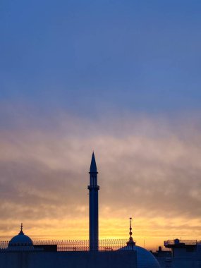 Caminin arkasında gün batımı harika görünüyor. 