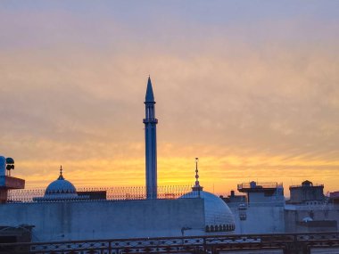 Caminin arkasında gün batımı harika görünüyor. 