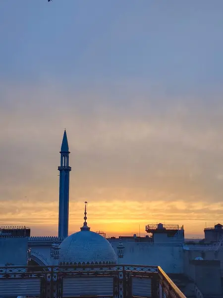 Caminin arkasında gün batımı harika görünüyor. 