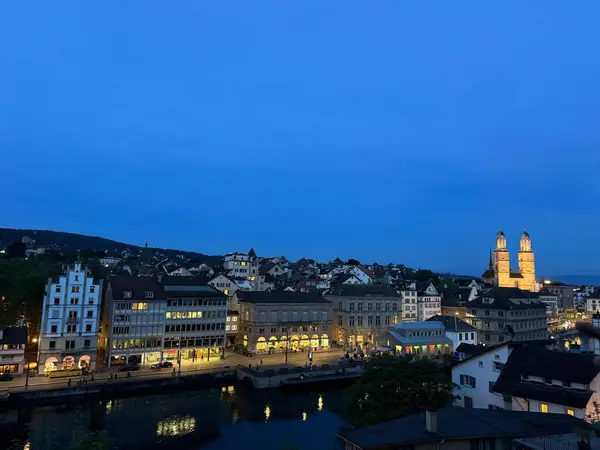 İsviçre 'deki güzel göl manzarası 