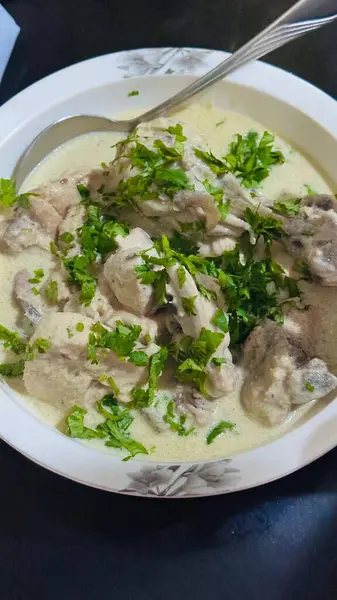 Chiken White Karahi garnitürü ve yeşil taze Coriender servis etmeye hazır. 
